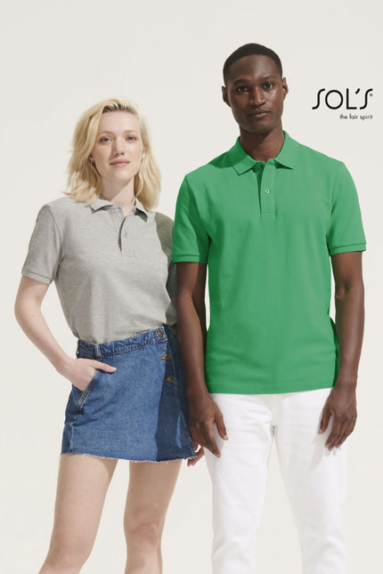 Pegase - 04242POLO-SHIRTS / SOLSUnisex eco-friendly πόλοΠεριγραφή:  Κατασκευασμένο από 100% οργανικό βαμβάκι, το πόλο Pegase διαθέτει κοντά μανίκια με ριπ και ενισχυμένη πατιλέτα με 2 κουμπιά στον ίδιο τόνο. Η άνετη γραμμή του, οι πλαϊνές ραφές και τα σκισίματα προσφέρουν άνεση και ευελιξία κατά την κίνηση. Ιδανικό για επαγγελματική ένδυση σε casual περιβάλλοντα.  Σύνθεση:Πικέ 210g/m² - 100% Οργανικό βαμβάκι πενιέ || Grey melange: 85% Οργανικό βαμβάκι/15% Βισκόζη - Εφαρμογή ως Επαγγελματική Ένδυση:  Ιδανικό για εργαζόμενους σε επαγγελματικούς χώρους όπως γραφεία, εστιατόρια και εκθέσεις, προσφέροντας κομψότητα και άνεση.  Δυνατότητα Προσαρμογής:  Διαθέτει τη δυνατότητα εκτύπωσης λογοτύπου ή μηνύματος του πελάτη, καθιστώντας το ιδανικό για εταιρικές εμφανίσεις.  Διαθεσιμότητα σε Χρώματα:  Το πόλο Pegase είναι διαθέσιμο σε διάφορες αποχρώσεις, προσφέροντας πολλές επιλογές για να καλύψει τις ανάγκες κάθε επαγγελματία.